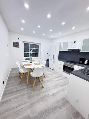 Küche/Küchenzeile in der Unterkunft Modernes Haus mit Garten & Privatparkplatz Villa