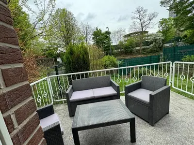 Ein Balkon oder eine Terrasse in der Unterkunft Modernes Haus mit Garten & Privatparkplatz Villa