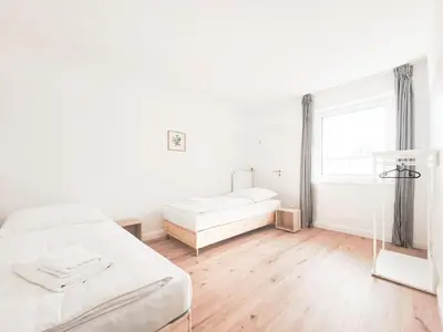 Ein Bett oder Betten in einem Zimmer der Unterkunft Tolstov Apartments - Monteurwohnung - 3 Schlafzimmer - Esszimmer - Küche - Waschmaschine - 25 Min zur Messe DUS