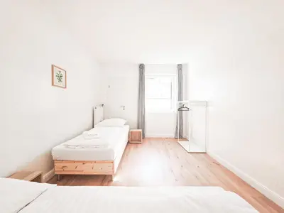 Ein Bett oder Betten in einem Zimmer der Unterkunft Tolstov Apartments - Monteurwohnung - 3 Schlafzimmer - Esszimmer - Küche - Waschmaschine - 25 Min zur Messe DUS