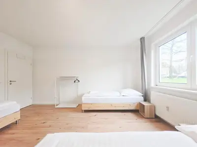 Ein Bett oder Betten in einem Zimmer der Unterkunft Tolstov Apartments - Monteurwohnung - 3 Schlafzimmer - Esszimmer - Küche - Waschmaschine - 25 Min zur Messe DUS