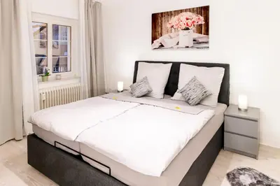 Ein Bett oder Betten in einem Zimmer der Unterkunft MOLA Apartments-Historische Ferienwohnung im Bachviertel Herdecke Zentrum für 3 Personen-Gratis Parkplatz-Highspeed WLAN-auch für Langzeit geeignet