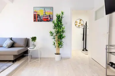 TV/Unterhaltungsangebot in der Unterkunft MOLA Apartments-Historische Ferienwohnung im Bachviertel Herdecke Zentrum für 3 Personen-Gratis Parkplatz-Highspeed WLAN-auch für Langzeit geeignet