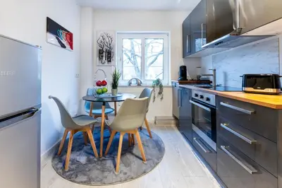 Küche/Küchenzeile in der Unterkunft MOLA Apartments-Historische Ferienwohnung im Bachviertel Herdecke Zentrum für 3 Personen-Gratis Parkplatz-Highspeed WLAN-auch für Langzeit geeignet