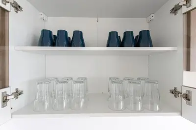Grundriss der Unterkunft Tolstov Apartments - Monteurwohnung - 2 Schlafzimmer - Wohnzimmer - Küche - Balkon - Waschmaschine - 25 Min zur Messe DUS