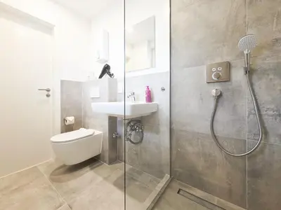 Ein Badezimmer in der Unterkunft Tolstov Apartments - Monteurwohnung - 2 Schlafzimmer - Wohnzimmer - Küche - Balkon - Waschmaschine - 25 Min zur Messe DUS
