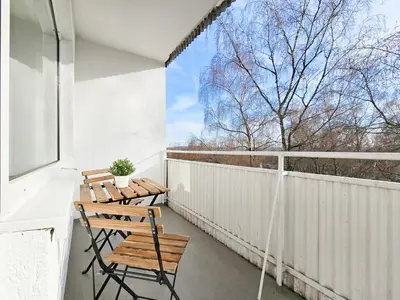 Ein Balkon oder eine Terrasse in der Unterkunft Tolstov Apartments - Monteurwohnung - 2 Schlafzimmer - Wohnzimmer - Küche - Balkon - Waschmaschine - 25 Min zur Messe DUS