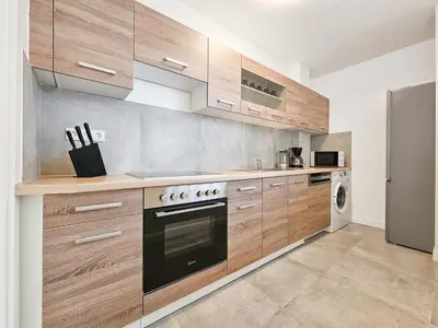 Küche/Küchenzeile in der Unterkunft Tolstov Apartments - Monteurwohnung - 2 Schlafzimmer - Küche - Waschmaschine - 25 Min zur Messe DUS