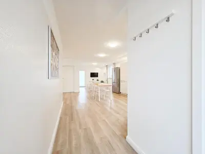 TV/Unterhaltungsangebot in der Unterkunft Tolstov House - 6 Zimmer Haus - große Küche - Garten - Parkplatz - 25min Messe DUS