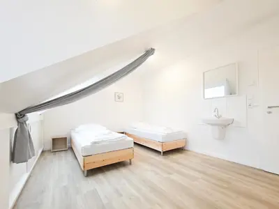 Ein Bett oder Betten in einem Zimmer der Unterkunft Tolstov House - 6 Zimmer Haus - große Küche - Garten - Parkplatz - 25min Messe DUS
