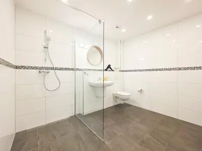 Ein Badezimmer in der Unterkunft Tolstov House - 6 Zimmer Haus - große Küche - Garten - Parkplatz - 25min Messe DUS