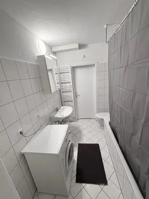 Ein Badezimmer in der Unterkunft Beautiful flat with living room and kitchen sleeps 4p on separate beds and 2p on sofa