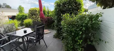 Ein Garten an der Unterkunft Moderne Doppelhaushälfte mit Süd-West-Terrasse