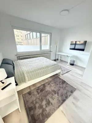 Ein Bett oder Betten in einem Zimmer der Unterkunft Zentral gelegene Zimmer mit Gemeinschaftsküche und -bad