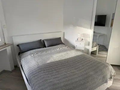 Ein Bett oder Betten in einem Zimmer der Unterkunft Zentral gelegene Zimmer mit Gemeinschaftsküche und -bad
