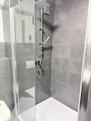 Ein Badezimmer in der Unterkunft Zentral gelegene Zimmer mit Gemeinschaftsküche und -bad