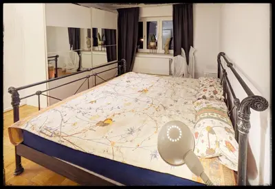 Ein Bett oder Betten in einem Zimmer der Unterkunft 70qm Etagenwohnung mit Loggia nahe Uni KH