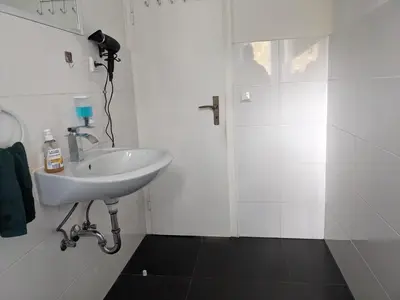 Ein Badezimmer in der Unterkunft Monteurwohnung 1 Ferienwohnung Business Appartement Velbert 6 Personen