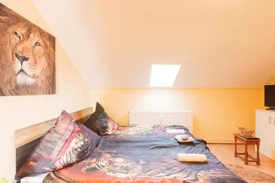 Ein Bett oder Betten in einem Zimmer der Unterkunft - Savanna Lodge Deluxe with Exclusive Design - Apartment 75sqm - Central Location - Terrace with View - Completely Renovated 2024 with Smart TV & Netflix - Separate Kitchen - Free Parking - Near Airport & Train