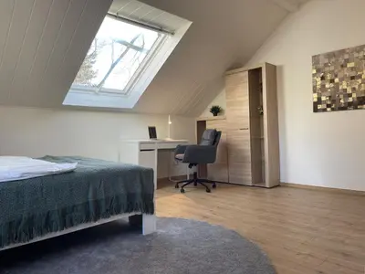Ein Bett oder Betten in einem Zimmer der Unterkunft Gemütliches Mansarden-Apartment mit 2 Schlafzimmern & separater Küche