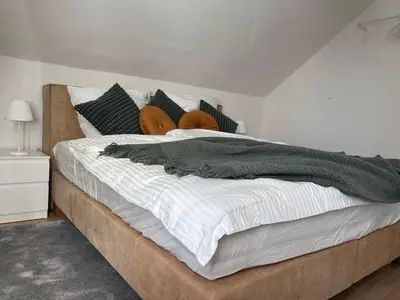 Ein Bett oder Betten in einem Zimmer der Unterkunft Gemütliches Mansarden-Apartment mit 2 Schlafzimmern & separater Küche