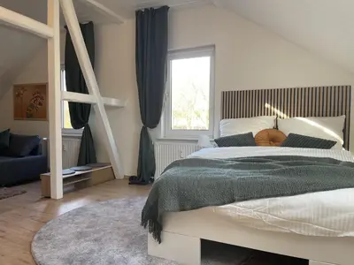 Ein Bett oder Betten in einem Zimmer der Unterkunft Gemütliches Mansarden-Apartment mit 2 Schlafzimmern & separater Küche