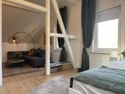 Ein Bett oder Betten in einem Zimmer der Unterkunft Gemütliches Mansarden-Apartment mit 2 Schlafzimmern & separater Küche