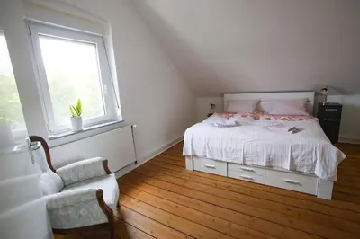 Ein Bett oder Betten in einem Zimmer der Unterkunft 85 qm DG nahe Uni und City bis 6 P 4 Zi KDB