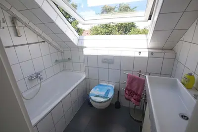 Ein Badezimmer in der Unterkunft 85 qm DG nahe Uni und City bis 6 P 4 Zi KDB