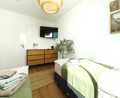 Ein Bett oder Betten in einem Zimmer der Unterkunft 6 Bed Upscale Apartment