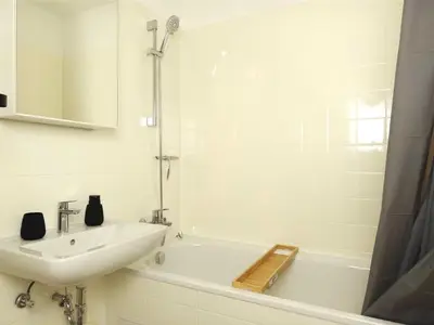 Ein Badezimmer in der Unterkunft 6 Bed Upscale Apartment