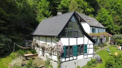 Ein Garten an der Unterkunft Historische Breidenmühle