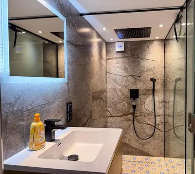 Ein Badezimmer in der Unterkunft T&K Apartments - 8 Room Detached house - 6 min to Messe DUS - Private Parking