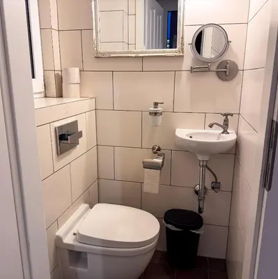 Ein Badezimmer in der Unterkunft T&K Apartments - 8 Room Detached house - 6 min to Messe DUS - Private Parking
