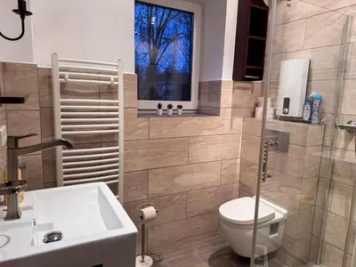 Ein Badezimmer in der Unterkunft T&K Apartments - 8 Room Detached house - 6 min to Messe DUS - Private Parking