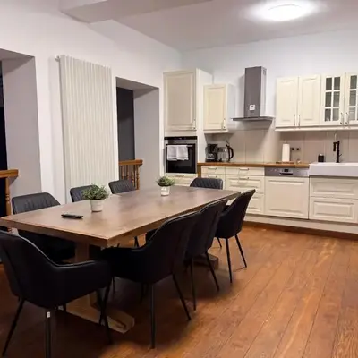 T&K Apartments - 8 Room Detached house - 6 min to Messe DUS - Private Parking