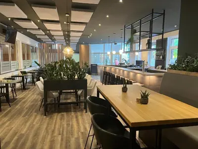 Ein Restaurant oder anderes Speiselokal in der Unterkunft Erlebniswelt Resort Apartment 4