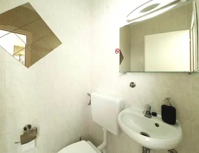 Ein Badezimmer in der Unterkunft 6 Bed Apartment For Work Crews