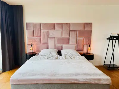 Ein Bett oder Betten in einem Zimmer der Unterkunft Stilvolles 007 Penthouse nähe Düsseldorf Köln