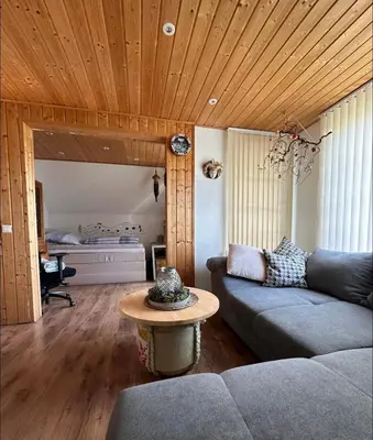 Ein Sitzbereich in der Unterkunft Privatzimmer bei Renate am Grünen See
