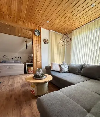 Ein Sitzbereich in der Unterkunft Privatzimmer bei Renate am Grünen See