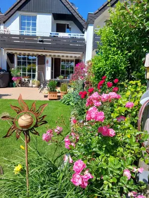 Ein Garten an der Unterkunft Privatzimmer bei Renate am Grünen See