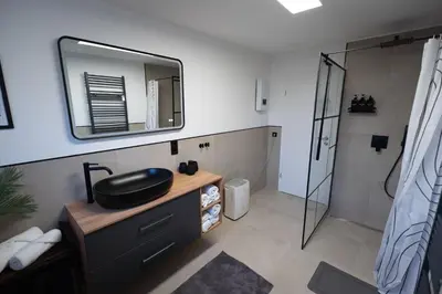 Ein Badezimmer in der Unterkunft Apart79-Indust Design I Garden with Terrace I Smart TV I Free Parking I Free WiFi