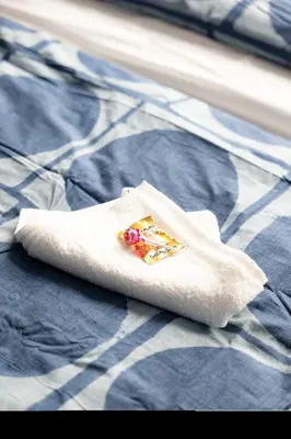 Ein Bett oder Betten in einem Zimmer der Unterkunft - Ocean Haven Deluxe with Coastal Charm - 2-Room Sea-Inspired Apartment 75 qm - Central Location - Elegant Nautical Design - Renovated in 2024 with TV & Netflix - Full Kitchen & Free Parking - Near Metro & Airport - King Beds -