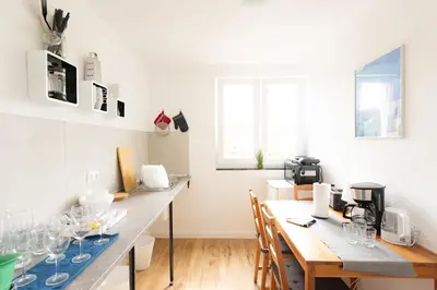 Küche/Küchenzeile in der Unterkunft - Ocean Haven Deluxe with Coastal Charm - 2-Room Sea-Inspired Apartment 75 qm - Central Location - Elegant Nautical Design - Renovated in 2024 with TV & Netflix - Full Kitchen & Free Parking - Near Metro & Airport - King Beds -