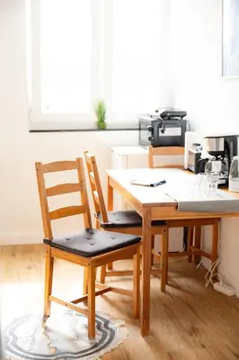 Kaffee-/Teezubehör in der Unterkunft - Ocean Haven Deluxe with Coastal Charm - 2-Room Sea-Inspired Apartment 75 qm - Central Location - Elegant Nautical Design - Renovated in 2024 with TV & Netflix - Full Kitchen & Free Parking - Near Metro & Airport - King Beds -
