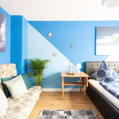 - Ocean Haven Deluxe with Coastal Charm - 2-Room Sea-Inspired Apartment 75 qm - Central Location - Elegant Nautical Design - Renovated in 2024 with TV & Netflix - Full Kitchen & Free Parking - Near Metro & Airport - King Beds -