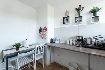 Küche/Küchenzeile in der Unterkunft - Forest Retreat Deluxe - 2 Bedroom Apartment - 75 qm - Fully Renovated 2025 with TV & Netflix - King Size Beds - Full Kitchen - Free Parking - Close to Airport & Train -