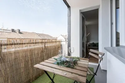Ein Balkon oder eine Terrasse in der Unterkunft - Forest Retreat Deluxe - 2 Bedroom Apartment - 75 qm - Fully Renovated 2025 with TV & Netflix - King Size Beds - Full Kitchen - Free Parking - Close to Airport & Train -