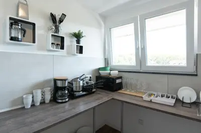 Küche/Küchenzeile in der Unterkunft - Forest Retreat Deluxe - 2 Bedroom Apartment - 75 qm - Fully Renovated 2025 with TV & Netflix - King Size Beds - Full Kitchen - Free Parking - Close to Airport & Train -